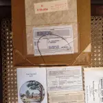 01 RARO PRATO PORCELANA FRANCISCANA DA HISTORIC PROVIDENCE MINT WORLD PREMIER FIRST EDITION, DE 1983, DA SÉRIE THE VANISHING AMERICAN BARN, DA HARRIS HIEN, A SEGUNDA EDIÇÃO DA SÉRIE, INTITULADA "THE LOG BARN", NEW "ENGLAND BARN". O PRATO APRESENTA UMA REPRESENTAÇÃO ÚNICA, DETALHADA E COLORIDA DE UM TIPO DE CELEIRO AMERICANO, SITUADO EM UM CENÁRIO DE FAZENDA DE DIFERENTES REGIÕES DO PAÍS, COM DETALHES DOURADOS NA BORDA. ESTAMPADAS NA PARTE INFERIOR COM O NOME DA SÉRIE, TÍTULO, ASSINATURA IMPRESSA DO ARTISTA E A MARCA THE HISTORIC PROVIDENCE MINT, E MEDEM APROXIMADAMENTE 21,8 CM DE DIÂMETRO. EM EXCELENTE ESTADO, POSSUI A CAIXA ORIGINAL E OS DOCUMENTOS.O SUPORTE DO PRATO NÃO ESTÁ INCLUÍDO. (NO ESTADO) ATENÇÃO! FAZER A VISITAÇÃO ANTES DE ARREMATAR, NÃO SABEMOS SE FUNCIONA, LEILÃO NÃO TEM GARANTIA E NEM DEVOLUÇÃO, SUJEITO A POSSÍVEIS AVARIAS VISÍVEIS/OCULTAS E/OU AUSÊNCIA DE COMPONENTES.