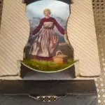 01 BELO  PRATO DE COLECIONADOR É DA COLEÇÃO O SOM DE MUSSE "A NOVIÇA REBELDE", DE EDWIN M. KNOWLES, FABRICADO NA VIRGÍNIA OCIDENTAL EM 1986. PINTADO POR T. CRNKOVICH. POSSUI FORMATO REDONDO COM 21,5 CM DE DIÂMETRO. O DESIGN É INSPIRADO NO FILME MUSICAL "A NOVIÇA REBELDE" E É FEITO DE PORCELANA FINA. ESTE PRATO DE COLECIONADOR NUMERADO ESTÁ EM ÓTIMO ESTADO. NÃO VEJO DEFEITOS. O PRATO NÃO POSSUI EMBALAGEM OU DOCUMENTAÇÃO ORIGINAL. ESTRITAMENTE LIMITADO AS VENDAS UM PERÍODO DE QUEIMA  150 DIAS LOGO APÓS FOI FECHADO NÃO LANÇARAM MAIS . PLACA NÚMERO 2080F,NÚMERO BRADEX: 84-K41-18.1.PEÇA COMPRADA EM GARAGEM DE ANTIGUIDADES NOS EUA. SUPORTE PARA PRATO NÃO INCLUÍDO NESTA VENDA. (NO ESTADO) ATENÇÃO! FAZER A VISITAÇÃO ANTES DE ARREMATAR, NÃO SABEMOS SE FUNCIONA, LEILÃO NÃO TEM GARANTIA E NEM DEVOLUÇÃO, SUJEITO A POSSÍVEIS AVARIAS VISÍVEIS/OCULTAS E/OU AUSÊNCIA DE COMPONENTES.