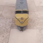 01 LOCOMOTIVA A DIESEL ATHEARN HO-GAUGE CANADIAN NATIONAL EMD F7. ITEM COMPRADO EM GARAGENS DE ANTIGUIDADES NOS EUA. (NO ESTADO) ATENÇÃO! FAZER A VISITAÇÃO ANTES DE ARREMATAR, NÃO SABEMOS SE FUNCIONA, LEILÃO NÃO TEM GARANTIA E NEM DEVOLUÇÃO, SUJEITO A POSSÍVEIS AVARIAS VISÍVEIS/OCULTAS E/OU AUSÊNCIA DE COMPONENTES.