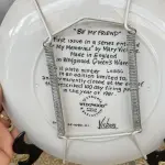 01 PRATO DE COLECIONADOR MARY VICKERS "SEJA MEU AMIGO", SÉRIE MINHAS MEMÓRIAS, WEDGWOOD Nº 2530A,PRATO DE COLECIONADOR AUTÊNTICO DA ARTISTA MARY VICKERS, COM 20 CM DE DIÂMETRO. PRIMEIRA EDIÇÃO DE UMA SÉRIE CHAMADA MINHAS MEMÓRIAS, A OBRA DE ARTE INTITULADA "SEJA MEU AMIGO" APRESENTA UMA JOVEM PEDINDO A AMIZADE DE OUTRA GAROTA,PRATO Nº 2530A FEITO EM UM PERÍODO DE QUEIMA ESTRITAMENTE LIMITADO A 100 DIAS, FABRICADO NA INGLATERRA EM WEDGWOOD QUEEN'S WARE.ITEM COMPRADO EM GARAGEM DE ANTIGUIDADES NOS EUA OBSERVAÇÃO: O SUPORTE DE MOSTRADO NAS FOTOS NÃO ESTÁ INCLUÍDO. (NO ESTADO) ATENÇÃO! FAZER A VISITAÇÃO ANTES DE ARREMATAR, NÃO SABEMOS SE FUNCIONA, LEILÃO NÃO TEM GARANTIA E NEM DEVOLUÇÃO, SUJEITO A POSSÍVEIS AVARIAS VISÍVEIS/OCULTAS E/OU AUSÊNCIA DE COMPONENTES.