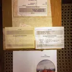 01 RARO PRATO PORCELANA DA COLEÇÃO CELEIROS AMERICANOS EM EXTINÇÃO FRANCISCANA DA HISTORIC PROVIDENCE MINT WORLD PREMIER FIRST EDITION, DE 1983, DA SÉRIE THE VANISHING AMERICAN BARN, DA HARRIS HIEN, A SEGUNDA EDIÇÃO DA SÉRIE, INTITULADA "CONNECTED BARN". EM PORTUGUES “CELEIRO CONECTADO” O PRATO APRESENTA UMA REPRESENTAÇÃO ÚNICA, DETALHADA E COLORIDA DE UM TIPO DE CELEIRO AMERICANO, SITUADO EM UM CENÁRIO DE FAZENDA DE DIFERENTES REGIÕES DO PAÍS, COM DETALHES DOURADOS NA BORDA. ESTAMPADAS NA PARTE INFERIOR COM O NOME DA SÉRIE, TÍTULO, ASSINATURA IMPRESSA DO ARTISTA E A MARCA THE HISTORIC PROVIDENCE MINT, E MEDEM APROXIMADAMENTE 21,8 CM DE DIÂMETRO. EM EXCELENTE ESTADO, POSSUI A CAIXA ORIGINAL E OS DOCUMENTOS. O SUPORTE DO PRATO NÃO ESTÁ INCLUÍDO. PEÇA COMPRADA EM GARAGEM DE ANTIGUIDADES NOS EUA. SUPORTE PARA PRATO NÃO INCLUÍDO NESTA VENDA. (NO ESTADO) ATENÇÃO! FAZER A VISITAÇÃO ANTES DE ARREMATAR, NÃO SABEMOS SE FUNCIONA, LEILÃO NÃO TEM GARANTIA E NEM DEVOLUÇÃO, SUJEITO A POSSÍVEIS AVARIAS VISÍVEIS/OCULTAS E/OU AUSÊNCIA DE COMPONENTES.