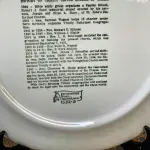 01 RARO E BELO PRATO VERDE SOBRE BRANCO, FEITO EM 1966 PARA CELEBRAR O 75º ANIVERSÁRIO DA IGREJA UNIDA DE CRISTO DA TRINDADE EM ALLENTOWN, CONDADO DE LEHIGH, PENSILVÂNIA. INFELIZMENTE, ACREDITO QUE A IGREJA UNIDA DE CRISTO DA TRINDADE FECHOU HÁ ALGUNS ANOS, DEVIDO AO ENCOLHIMENTO DA CONGREGAÇÃO. O CONTEXTO HISTÓRICO DA IGREJA ESTÁ NO VERSO DO PRATO. O PRATO FOI FEITO PELA KETTLESPRINGS KILNS, ALLIANCE, OHIO, E TEM 25 CM DE DIÂMETRO, CÓDIGO Nº 1532.O SUPORTE DO PRATO NÃO ESTÁ INCLUÍDO. (NO ESTADO) ATENÇÃO! FAZER A VISITAÇÃO ANTES DE ARREMATAR, NÃO SABEMOS SE FUNCIONA, LEILÃO NÃO TEM GARANTIA E NEM DEVOLUÇÃO, SUJEITO A POSSÍVEIS AVARIAS VISÍVEIS/OCULTAS E/OU AUSÊNCIA DE COMPONENTES.