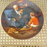01 PRATO VINTAGE NORMAN ROCKWELL EDIÇÃO LIMITADA "THE TYCOON"O MAGNATA" É NUMERADO U7789. CONFORME INDICADO NO VERSO, É "DA ÚNICA EDIÇÃO LIMITADA DE "THE TYCOON" DE NORMAN ROCKWELL. SEXTO NA COLEÇÃO ROCKWELL HERITAGE. FABRICADO EM UMA EDIÇÃO LIMITADA PERMANENTEMENTE FECHADA EM 1982 PELA KNOWLES E CERTIFICADO COMO UM VERDADEIRO CLÁSSICO ROCKWELL PELA ROCKWELL SOCIETY OF AMERICA. NÚMERO BRADEX DO PRATO: 84-R70-3.6. DIÂMETRO 8,5". ESTE PRATO DE COLECIONADOR É DA SÉRIE HERITAGE. UM PRESENTE PERFEITO PARA COLECIONADORES NORMAN ROCKWELL, PARA DECORAÇÃO CLÁSSICA. COM NOTA DE COMPRA EM, 21/04/1982 COM TODOS FOLHETOS DA ÉPOCA.ITEM COMPRADO EM GARAGEM DE ANTIGUIDADES NOS EUA. SUPORTE PARA PRATO NÃO INCLUÍDO NESTA VENDA. (NO ESTADO) ATENÇÃO! FAZER A VISITAÇÃO ANTES DE ARREMATAR, NÃO SABEMOS SE FUNCIONA, LEILÃO NÃO TEM GARANTIA E NEM DEVOLUÇÃO, SUJEITO A POSSÍVEIS AVARIAS VISÍVEIS/OCULTAS E/OU AUSÊNCIA DE COMPONENTES.