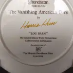 01 RARO PRATO PORCELANA FRANCISCANA DA HISTORIC PROVIDENCE MINT WORLD PREMIER FIRST EDITION, DE 1983, DA SÉRIE THE VANISHING AMERICAN BARN, DA HARRIS HIEN, A SEGUNDA EDIÇÃO DA SÉRIE, INTITULADA "THE LOG BARN", NEW". O PRATO APRESENTA UMA REPRESENTAÇÃO ÚNICA, DETALHADA E COLORIDA DE UM TIPO DE CELEIRO AMERICANO, SITUADO EM UM CENÁRIO DE FAZENDA DE DIFERENTES REGIÕES DO PAÍS, COM DETALHES DOURADOS NA BORDA. ESTAMPADAS NA PARTE INFERIOR COM O NOME DA SÉRIE, TÍTULO, ASSINATURA IMPRESSA DO ARTISTA E A MARCA THE HISTORIC PROVIDENCE MINT, E MEDEM APROXIMADAMENTE 21,8 CM DE DIÂMETRO. EM EXCELENTE ESTADO, POSSUI A CAIXA ORIGINAL E OS DOCUMENTOS DE EPOCA NOTAS FISCAIS.O SUPORTE DO PRATO NÃO ESTÁ INCLUÍDO. . (NO ESTADO) ATENÇÃO! FAZER A VISITAÇÃO ANTES DE ARREMATAR, NÃO SABEMOS SE FUNCIONA, LEILÃO NÃO TEM GARANTIA E NEM DEVOLUÇÃO, SUJEITO A POSSÍVEIS AVARIAS VISÍVEIS/OCULTAS E/OU AUSÊNCIA DE COMPONENTES.