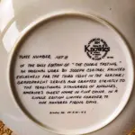 01  PRATO DOS AVÓS CSATARI" PRATO DE COLECIONADOR KNOWLES * DE 1982 JOSEPH CSATARI MAIS ANTIGO DE EDWIN M. NÚMERO DA PLACA 1167 B COM 21 CM DE DIAMETRO. ÚNICA EDIÇÃO DE "THE COOKIE TASTING, " "EM PORTUGUES A DEGUSTAÇÃO DE BISCOITOS"UMA OBRA ORIGINAL DE JOSEPH CSATARI, PINTADA EXCLUSIVAMENTE PARA A QUARTA EDIÇÃO DA SÉRIE CSATARI GRANDPARENT E FEITA RIGOROSAMENTE SEGUNDO OS PADRÕES TRADICIONAIS DE KNOWLES, O NOME MAIS ANTIGO DA AMÉRICA EM PORCELANA FINA, EM UMA ÚNICA EDIÇÃO LIMITADA E FECHADA PARA SEMPRE A CEM DIAS DE QUEIMA DE ESTOQUE . BRADEN NO. 84-K-41-4.3.COM CAIXA E CERTIFICADO E FOLHETOS  ORIGINAIS.PEÇA COMPRADA EM GARAGEM DE ANTIGUIDADES NOS EUA. SUPORTE PARA PRATO NÃO INCLUÍDO NESTA VENDA. (NO ESTADO) ATENÇÃO! FAZER A VISITAÇÃO ANTES DE ARREMATAR, NÃO SABEMOS SE FUNCIONA, LEILÃO NÃO TEM GARANTIA E NEM DEVOLUÇÃO, SUJEITO A POSSÍVEIS AVARIAS VISÍVEIS/OCULTAS E/OU AUSÊNCIA DE COMPONENTES.