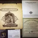 01 PRATO DE PORCELANA COLECIONÁVEL. ASSINATURA KNOWLES 1985 NOME EM PORCELANA FINA DA EDIÇÃO LIMITADA "ROCKWELL'S AMERICAN DREAM" DE 1985. A PLACA TEM SEU PRÓPRIO NÚMERO INDIVIDUAL NA SÉRIE 4716C  E UM NÚMERO NA LISTA INTERNACIONAL DE PLACAS DE COLECIONADOR BRADEX N.º 84 - R70 - 7. 1 COM DECORAÇÃO DE NORMAN ROCKWELL. TEMA  'O SONHO DE UMA JOVEM'. O PRIMEIRO DA SÉRIE AUTORIZADO PELA FAMÍLIA DO AUTOR.PORCELANA FORTE, NOBRE E RESSONANTE. FORMATO LEVEMENTE SEMI PROFUNDO, DECORAÇÃO PICTÓRICA CHARMOSA COM ACABAMENTO ACETINADO. CORES INTERESSANTES BORDA DOURADA. ASSINATURA DO AUTOR NO ANVERSO E NO REVERSO. PARA DECORAÇÃO, COM 21 CM DE DIAMETRO COM CAIXA CERTIFICADO DE AUTENTICIDADE E FOLHETOS ORIGINAIS. (NO ESTADO) ATENÇÃO! FAZER A VISITAÇÃO ANTES DE ARREMATAR, NÃO SABEMOS SE FUNCIONA, LEILÃO NÃO TEM GARANTIA E NEM DEVOLUÇÃO, SUJEITO A POSSÍVEIS AVARIAS VISÍVEIS/OCULTAS E/OU AUSÊNCIA DE COMPONENTES.