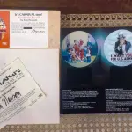 01 RARO CHARMOSO PRATO DE COLECIONADOR DE TOM NEWSOM INTITULADO "KNOCK 'EM DOWN!", A PRIMEIRA EDIÇÃO DA SÉRIE "THE CARNIVAL". ESTE PRATO, EDIÇÃO LIMITADA E NUMERADO À MÃO, ESTÁ EM EXCELENTE ESTADO DE CONSERVAÇÃO E TEM UM DIÂMETRO DE APROXIMADAMENTE 21 CM. NUMERO DO PRATO E 68 UNS DOS PRIMEIROS LANÇAMENTOS DE UMA TIRAGEM DE 19.500.COMO VOCÊ PODE VER NAS FOTOS, AS CORES SÃO VIBRANTES E A ATENÇÃO AOS DETALHES É PRIMOROSA, TORNANDO ESTE PRATO UMA ÓTIMA OPÇÃO DE PRESENTE OU UM BELO ITEM PARA COLECIONADORES.SUPORTE DO PRATO NÃO ESTÁ INCLUÍDO. ITEM COMPRADO EM GARAGENS DE ANTIGUIDADES NOS EUA. (NO ESTADO) ATENÇÃO! FAZER A VISITAÇÃO ANTES DE ARREMATAR, NÃO SABEMOS SE FUNCIONA, LEILÃO NÃO TEM GARANTIA E NEM DEVOLUÇÃO, SUJEITO A POSSÍVEIS AVARIAS VISÍVEIS/OCULTAS E/OU AUSÊNCIA DE COMPONENTES.