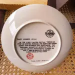 01  PRATO DE COLECIONADOR PRIMEIRA EDIÇÃO LIMITADA DA NORMAN ROCKWELL CELEBRA O DIA DAS MÃES “ MENDING TIME”  “ EM PORTUGUES TEMPO DE CONSERTO" O PRATO DE CERÂMICA MULTICOLORIDO PRATO NUMERAO 17216 B APRESENTA UM DESIGN VINTAGE QUE EXPÕE A ARTE DA PRODUÇÃO DE CERÂMICA NO FINAL DO SÉCULO XX. O PRATO É PERFEITO PARA COLECIONADORES OU COMO UM PRESENTE ESPECIAL PARA ALGUÉM QUE APRECIA A CULTURA E A ARTE AMERICANAS. A TÉCNICA DE PRODUÇÃO DO PRATO É A CERÂMICA E ELE FOI FABRICADO NOS ESTADOS UNIDOS. COM SELAO DE ATUTENTICIDADE EM EXCELENTE ESTADO. O SUPORTE DO PRATO NÃO ESTÁ INCLUÍDO. PEÇA COMPRADA EM GARAGEM DE ANTIGUIDADES NOS EUA. COM CAIXA E CERTIFICADO DE AUTENTICIDADE ORIGINAL. SUPORTE PARA PRATO NÃO INCLUÍDO NESTA VENDA. (NO ESTADO) ATENÇÃO! FAZER A VISITAÇÃO ANTES DE ARREMATAR, NÃO SABEMOS SE FUNCIONA, LEILÃO NÃO TEM GARANTIA E NEM DEVOLUÇÃO, SUJEITO A POSSÍVEIS AVARIAS VISÍVEIS/OCULTAS E/OU AUSÊNCIA DE COMPONENTES.