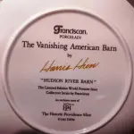01 RARO PRATO PORCELANA DA COLEÇÃO CELEIROS AMERICANOS EM EXTINÇÃO FRANCISCANA DA HISTORIC PROVIDENCE MINT WORLD PREMIER FIRST EDITION, DE 1983, DA SÉRIE THE VANISHING AMERICAN BARN, DA HARRIS HIEN, A SEGUNDA EDIÇÃO DA SÉRIE, INTITULADA "HUDSON RIVER BARN". EM PORTUGUES “CELEIRO DO RIO HUDSSON” O PRATO APRESENTA UMA REPRESENTAÇÃO ÚNICA, DETALHADA E COLORIDA DE UM TIPO DE CELEIRO AMERICANO, SITUADO EM UM CENÁRIO DE FAZENDA DE DIFERENTES REGIÕES DO PAÍS, COM DETALHES DOURADOS NA BORDA. ESTAMPADAS NA PARTE INFERIOR COM O NOME DA SÉRIE, TÍTULO, ASSINATURA IMPRESSA DO ARTISTA E A MARCA THE HISTORIC PROVIDENCE MINT, E MEDEM APROXIMADAMENTE 21,8 CM DE DIÂMETRO. EM EXCELENTE ESTADO, POSSUI A CAIXA ORIGINAL E OS DOCUMENTOS. O SUPORTE DO PRATO NÃO ESTÁ INCLUÍDO. PEÇA COMPRADA EM GARAGEM DE ANTIGUIDADES NOS EUA. SUPORTE PARA PRATO NÃO INCLUÍDO NESTA VENDA. (NO ESTADO) ATENÇÃO! FAZER A VISITAÇÃO ANTES DE ARREMATAR, NÃO SABEMOS SE FUNCIONA, LEILÃO NÃO TEM GARANTIA E NEM DEVOLUÇÃO, SUJEITO A POSSÍVEIS AVARIAS VISÍVEIS/OCULTAS E/OU AUSÊNCIA DE COMPONENTES.