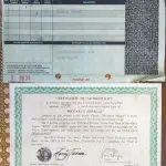 01 LINDO PRATO COLECIONÁVEL NANCY TURNER "MICHAEL'S MIRACLE" EDIÇÃO LIMITADA STRATFORD Nº 5921, ÓTIMO PARA COLEÇÃO. EDIÇÃO LIMITADA, ALTAMENTE COLECIONÁVEL E NUMERADA. EXCELENTE ESTADO DE CONSERVAÇÃO. ESTE PRATO VINTAGE "MILAGROSO DE MICHAEL" É DA SÉRIE INFANTIL DA ARTISTA NANCY TURNER, FEITO EM 1982. É O PRIMEIRO PRATO DA SÉRIE. ACOMPANHA CERTIFICADO, CAIXA ORIGINAL E DOCUMENTAÇÃO. É UMA PRIMEIRA EDIÇÃO COM O NÚMERO 5921. O PRATO TEM 21,8 CM DE DIÂMETRO. O PRATO FOI FEITO PELA STRATFORD LTD, PORCELANA FINA.  ITEM COMPRADO EM GARAGENS DE ANTIGUIDADES NOS EUA. SUPORTE PARA PRATO NÃO INCLUÍDO NESTA VENDA. (NO ESTADO) ATENÇÃO! FAZER A VISITAÇÃO ANTES DE ARREMATAR, NÃO SABEMOS SE FUNCIONA, LEILÃO NÃO TEM GARANTIA E NEM DEVOLUÇÃO, SUJEITO A POSSÍVEIS AVARIAS VISÍVEIS/OCULTAS E/OU AUSÊNCIA DE COMPONENTES.