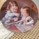 ESTE É O TERCEIRO PRATO INTITULADO "DÊ-NOS ESTE DIA" LANÇADO PELA THE HAMILTON COLLECTION & ROMAN INC DE 1986 DA COLEÇÃO INTITULADA "ORAÇÃO DO SENHOR" PRATO COLECIONÁVEL "DÊ-NOS ESTE DIA". A OBRA DE ARTE FOI LINDAMENTE CRIADA PELA ARTISTA ABBIE WILLIAMS. VEM NA CAIXA ORIGINAL. COM 21,5 CM DE DIÂMETRO, PRATO DE NUMERO 2965L, EDIÇÃO LIMITADAS E LANÇADAS E VENDIDAS POR APENAS 10 DIAS DE QUEIMA DE ESTOQUE DA MESMA LOGO APÓS TODOS VENDIDO FOI FECHADO NÃO LANÇARAM MAIS. COM CAIXA E CERTIFICADO E FOLHETOS  ORIGINAIS. PEÇA COMPRADA EM GARAGEM DE ANTIGUIDADES NOS EUA. SUPORTE PARA PRATO NÃO INCLUÍDO NESTA VENDA. (NO ESTADO) ATENÇÃO! FAZER A VISITAÇÃO ANTES DE ARREMATAR, NÃO SABEMOS SE FUNCIONA, LEILÃO NÃO TEM GARANTIA E NEM DEVOLUÇÃO, SUJEITO A POSSÍVEIS AVARIAS VISÍVEIS/OCULTAS E/OU AUSÊNCIA DE COMPONENTES.