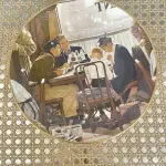 01 RARÍSSIMO PRATO NORMAN ROCKWELL É UMA DAS PLACAS  MAIS RARAS. "SAVING GRACE" "EM PORTUGUES DIZENDO GRAÇAS" FOI UMA DAS PLACAS DE COLECIONADOR "OBRA-PRIMA". ESTA PLACA FOI FEITA POR GORHAM E ERA UMA REPRODUÇÃO DA CAPA DO SATURDAY EVENING POST DE 24 DE NOVEMBRO DE 1951. A PLACA NUNCA FOI EXIBIDA E VEM COM SEU PRÓPRIO CERTIFICADO DE AUTENTICIDADE DA BOLSA DE BRADFORD. ESTE PRATO MEDE 21 CM DE DIÂMETRO.PRATO DE NUMERO A 2977, NUNCA FOI EXPOSTO ,E SÃO INSPIRADOS NO PRÓPRIO GRANDE ARTISTA. FOI FABRICADO PELA GORHAM FINE CHINA COMPANY. A CAIXA SÓ FOI ABERTA PARA INSPECIONÁ-LO NO MOMENTO EM QUE FOI RECEBIDO E NOVAMENTE QUANDO AS FOTOS FORAM TIRADAS. OS PRATOS FOI HERANÇA FORAM SEMPRE CUIDADOSAMENTE CUIDADOS PELA ULTIMA DONA, QUE ERA COLECIONADORA. AS CORES SÃO TODAS VIVAS, SEM DESBOTAMENTO. ESTE PRATO SERIA UM PRESENTE ADORÁVEL E ACRESCENTARIA ACONCHEGO E PERSONALIDADE A QUALQUER AMBIENTE DA CASA. UMA ÓTIMA ADIÇÃO À SUA COLEÇÃO.COM CAIXA E CERTIFICADO E FOLHETOS  ORIGINAIS. PEÇA COMPRADA EM GARAGEM DE ANTIGUIDADES NOS EUA. SUPORTE PARA PRATO NÃO INCLUÍDO NESTA VENDA. (NO ESTADO) ATENÇÃO! FAZER A VISITAÇÃO ANTES DE ARREMATAR, NÃO SABEMOS SE FUNCIONA, LEILÃO NÃO TEM GARANTIA E NEM DEVOLUÇÃO, SUJEITO A POSSÍVEIS AVARIAS VISÍVEIS/OCULTAS E/OU AUSÊNCIA DE COMPONENTES.