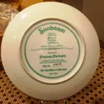 01 RARO PRATO DE PORCELANA SUNBEAM DE COLECIONADOR DE 1986, COM BELO CAMAFEU DE BESSIE PEASE GUTMAN, RETRATO PRECIOSO, ASSINADO E NUMERADO. MEDE APROXIMADAMENTE 21 CM DE DIÂMETRO. O PRATO DA COLEÇÃO HAMILTON, NÚMERO 2115R. ESTE PRATO DE COLECIONADOR VINTAGE SUNBEAM DE 1986 DA COLEÇÃO HAMAMTON É UM ITEM ESSENCIAL PARA QUALQUER COLECIONADOR DE CULTURA AMERICANA. É A PRIMEIRA EDIÇÃO DOS PRECIOUS PORTRAITS E É AUTENTICAMENTE NUMERADA 2115R. ESTE PRATO É FEITO DE PORCELANA DE ALTA QUALIDADE E APRESENTA UMA BELA E VIBRANTE IMAGEM MULTICOLORIDA DE UMA JOVEM, ADICIONANDO UM TOQUE DE ELEGÂNCIA A QUALQUER COLEÇÃO DECORATIVA.POSSUI A CAIXA ORIGINAL CERTIFICADO DE AUTENTICIDADE E OS DOCUMENTOS.O SUPORTE DO PRATO NÃO ESTÁ INCLUÍDO. PEÇA COMPRADA EM GARAGEM DE ANTIGUIDADES NOS EUA. SUPORTE PARA PRATO NÃO INCLUÍDO NESTA VENDA. (NO ESTADO) ATENÇÃO! FAZER A VISITAÇÃO ANTES DE ARREMATAR, NÃO SABEMOS SE FUNCIONA, LEILÃO NÃO TEM GARANTIA E NEM DEVOLUÇÃO, SUJEITO A POSSÍVEIS AVARIAS VISÍVEIS/OCULTAS E/OU AUSÊNCIA DE COMPONENTES.