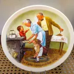 01  PRATO DOS AVÓS CSATARI" PRATO DE COLECIONADOR KNOWLES * DE 1982 JOSEPH CSATARI MAIS ANTIGO DE EDWIN M. NÚMERO DA PLACA 1167 B COM 21 CM DE DIAMETRO. ÚNICA EDIÇÃO DE "THE COOKIE TASTING, " "EM PORTUGUES A DEGUSTAÇÃO DE BISCOITOS"UMA OBRA ORIGINAL DE JOSEPH CSATARI, PINTADA EXCLUSIVAMENTE PARA A QUARTA EDIÇÃO DA SÉRIE CSATARI GRANDPARENT E FEITA RIGOROSAMENTE SEGUNDO OS PADRÕES TRADICIONAIS DE KNOWLES, O NOME MAIS ANTIGO DA AMÉRICA EM PORCELANA FINA, EM UMA ÚNICA EDIÇÃO LIMITADA E FECHADA PARA SEMPRE A CEM DIAS DE QUEIMA DE ESTOQUE . BRADEN NO. 84-K-41-4.3.COM CAIXA E CERTIFICADO E FOLHETOS  ORIGINAIS.PEÇA COMPRADA EM GARAGEM DE ANTIGUIDADES NOS EUA. SUPORTE PARA PRATO NÃO INCLUÍDO NESTA VENDA. (NO ESTADO) ATENÇÃO! FAZER A VISITAÇÃO ANTES DE ARREMATAR, NÃO SABEMOS SE FUNCIONA, LEILÃO NÃO TEM GARANTIA E NEM DEVOLUÇÃO, SUJEITO A POSSÍVEIS AVARIAS VISÍVEIS/OCULTAS E/OU AUSÊNCIA DE COMPONENTES.