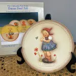 01 RARO PRATO DE PORCELANA LINDAMENTE TRABALHADO DA FAMOSA M.J. HUMMEL GOEBEL APRESENTA UM FORMATO REDONDO E DESIGN MULTICOLORIDO, PERFEITO PARA TODAS AS OCASIÕES E ESTILOS DE DECORAÇÃO. É UM ITEM DE COLECIONADOR DA SEGUNDA EDIÇÃO DO PRATO VALENTINE JOY, GRAVADO COM DETALHES INTRINCADOS E FABRICADO NA ALEMANHA NA DÉCADA DE 1980.TERCEIRA EDIÇÃO DE UMA SÉRIE DE QUATRO PRATOS LANÇADOS PEÇA ÚNICA DA CULTURA ALEMÃ E VEM DA FRANQUIA GOEBEL, COM 16 CM DE DIÂMETROUMA MARCA RENOMADA NO SETOR DE COLECIONÁVEIS ​​DECORATIVOS. LANÇADA SOMENTE PARA MEMBROS DO CLUBE DE COLECIONADORES GOEBEL. ITEM COMPRADO EM GARAGENS DE ANTIGUIDADES NOS EUA.SUPORTE PARA PRATO NÃO INCLUÍDO NESTA VENDA. (NO ESTADO) ATENÇÃO! FAZER A VISITAÇÃO ANTES DE ARREMATAR, NÃO SABEMOS SE FUNCIONA, LEILÃO NÃO TEM GARANTIA E NEM DEVOLUÇÃO, SUJEITO A POSSÍVEIS AVARIAS VISÍVEIS/OCULTAS E/OU AUSÊNCIA DE COMPONENTES.