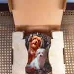 01 PRATO BENJI E TIFFANY É O NÚMERO 2 DE UMA SÉRIE DE PRATOS INTITULADA "WAGS TO RICHES" DA CREATIVE WORLD. COM 21,8 CM DE DIÂMETRO E É LIMITADO A 19.500 PRATOS DO ARTISTA MURRAY KARN, ESTE E O PRATO DE NUMERO 844,1982. E PRODUZIDO PELA ROYAL MANOR PORCELAIN, É A 2ª EDIÇÃO DA COLEÇÃO WAGS TO RICHES.O PRATO ESTÁ EM EXCELENTE ESTADO. COM CERTIFICADO E CAIXA.PEÇA COMPRADA EM GARAGEM DE ANTIGUIDADES NOS EUA. “SUPORTE PARA PRATO NÃO INCLUÍDO NESTA VENDA.”