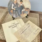 01 PRATO NORMAN ROCKWELL.UM PEDAÇO DA HISTÓRIA AMERICANA COM ESTE PRATO DE COLECIONADOR DE  EDIÇÃO LIMITADA, COM UMA BELA ILUSTRAÇÃO DE NORMAN ROCKWELL DE 1979. ESTE PRATO RETRATA LIGHTHOUSE KEEPER’S DAUGHTER "A FILHA DO FAROLEIRO" E É FEITO NOS ESTADOS UNIDOS. PERFEITO PARA FÃS DA ICÔNICA OBRA DE ROCKWELL, ESTE PRATO DE COLECIONADOR É UM ITEM ESSENCIAL PARA QUALQUER COLEÇÃO. ADICIONE ESTA PEÇA DESLUMBRANTE À SUA COLEÇÃO HOJE MESMO E ADMIRE OS DETALHES COMPLEXOS E AS BELAS CORES QUE FAZEM DESTE PRATO UMA OBRA DE ARTE. COM CERTIFICADO DE AUTENTICIDADE. ITEM COMPRADO E GARAGENS DE ANTIGUIDADES NOS EUA. SUPORTE PARA PRATO NÃO INCLUÍDO NESTA VENDA. (NO ESTADO) ATENÇÃO! FAZER A VISITAÇÃO ANTES DE ARREMATAR, NÃO SABEMOS SE FUNCIONA, LEILÃO NÃO TEM GARANTIA E NEM DEVOLUÇÃO, SUJEITO A POSSÍVEIS AVARIAS VISÍVEIS/OCULTAS E/OU AUSÊNCIA DE COMPONENTES.