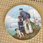 01 PRATO DE COLECIONADOR "LOOKING OUT TO SEA" DA ROYAL EATON NORMAN ROCKWELL, 1982. EDIÇÃO LIMITADA  COM 20 CM DE DIÂMETRO, MULTICOLORIDO, COM DETALHES EM OURO 22 QUILATES. REPRESENTA UM VELHO E UM MENINO COM SEU CACHORRO OLHANDO PARA O MAR.SUPORTE DO PRATO NÃO ESTÁ INCLUÍDO. ITEM COMPRADO EM GARAGENS DE ANTIGUIDADES NOS EUA. (NO ESTADO) ATENÇÃO! FAZER A VISITAÇÃO ANTES DE ARREMATAR, NÃO SABEMOS SE FUNCIONA, LEILÃO NÃO TEM GARANTIA E NEM DEVOLUÇÃO, SUJEITO A POSSÍVEIS AVARIAS VISÍVEIS/OCULTAS E/OU AUSÊNCIA DE COMPONENTES.