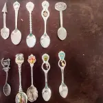 01 LOTE COM 32 COLHERES ANTIGAS DE DIVERSOS PAÍSES E DATAS  COLHERES DE SOUVENIR, PRATEADAS E BANHADAS A PRATA. TODAS EM BOM ESTADO. PRECISAM DE UM BOM POLIMENTO E PODEM APRESENTAR PEQUENOS ARRANHÕES NA SUPERFÍCIE. COMPRADAS EM LOJAS DE ANTIGUIDADES DOS EUA. (NO ESTADO) ATENÇÃO! FAZER A VISITAÇÃO ANTES DE ARREMATAR, NÃO SABEMOS SE FUNCIONA, LEILÃO NÃO TEM GARANTIA E NEM DEVOLUÇÃO, SUJEITO A POSSÍVEIS AVARIAS VISÍVEIS/OCULTAS E/OU AUSÊNCIA DE COMPONENTES.