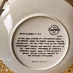 01 PRATO COLECIONÁVEL "THE CSATARI GRANDPARENTS" PRATO DOS AVÓS DE KNOWLES, DE 1980, POR JOSEPH CSATARI.COM 21,5 DE DIAMETRO. É UM PRATO DE EDIÇÃO LIMITADA Nº 373 K. ESTA É A ÚNICA EDIÇÃO DA COLEÇÃO "THE BEDTIME STORY" PINTADA POR: JOSEPH CSATARI. TAMBÉM É ASSINADA NA FRENTE POR JOSEPH CSATARI. FOI CONCLUÍDA EM 1980 POR KNOWLES. O BRADEX Nº: 84-K.41-4.1. KNOWLES FABRICAVA NA EPOCA  MUITOS PRATOS COLECIONÁVEIS ​​E É A MARCA MAIS ANTIGA DA AMÉRICA NA CHINA FINA - DESDE 1854. ESTE LINDO PRATO ESTÁ NA CASA DOS AVÓS TENDO HORA DA HISTÓRIA ENQUANTO O VOVÔ DORME. OS GRÁFICOS E AS CORES SÃO LINDOS - VERMELHO, AMARELO, BRANCO, CINZA, ROSA, BEGE, VERDE, AZUL, MARROM E PRETO, TORNANDO ESTE PRATO COLECIONÁVEL CAPAZ DE CABER EM QUALQUER CÔMODO COM QUALQUER DECORAÇÃO.EM EXCELENTE ESTADO. O SUPORTE DO PRATO NÃO ESTÁ INCLUÍDO. PEÇA COMPRADA EM GARAGEM DE ANTIGUIDADES NOS EUA. SUPORTE PARA PRATO NÃO INCLUÍDO NESTA VENDA. (NO ESTADO) ATENÇÃO! FAZER A VISITAÇÃO ANTES DE ARREMATAR, NÃO SABEMOS SE FUNCIONA, LEILÃO NÃO TEM GARANTIA E NEM DEVOLUÇÃO, SUJEITO A POSSÍVEIS AVARIAS VISÍVEIS/OCULTAS E/OU AUSÊNCIA DE COMPONENTES.