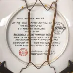 01 PRATO DE COLECIONADOR DE EDIÇÃO LIMITADA APRESENTA A ICÔNICA OBRA DE ARTE DE NORMAN ROCKWELL INTITULADA "THE BIRTHDAY WISH". O PRATO É FEITO DE PORCELANA E TEM 21,5 CM DE DIÂMETRO COM BORDA DOURADA. ACOMPANHA CAIXA ORIGINAL, FOLHETO E CERTIFICADO DE AUTENTICIDADE E NOTA DE COMPRA E DATADA EM 10/16/1984, TORNANDO-SE UM ÓTIMO COMPLEMENTO PARA QUALQUER COLEÇÃO. O PRATO FOI FABRICADO NOS ESTADOS UNIDOS NA DÉCADA DE 1980 E É CONSIDERADO UM ITEM VINTAGE. ALÉM DE SUA IMPORTÂNCIA CULTURAL COMO ITEM COLECIONÁVEL AMERICANO, ESTE PRATO TAMBÉM OSTENTA DIVERSAS CARACTERÍSTICAS, INCLUINDO O STATUS DE EDIÇÃO LIMITADA E A INCLUSÃO DA EMBALAGEM E DOCUMENTAÇÃO ORIGINAIS. É PERFEITO PARA QUALQUER OCASIÃO E UM ÓTIMO PRESENTE PARA QUALQUER COLECIONADOR OU ENTUSIASTA.COMPRADAS EM LOJAS DE ANTIGUIDADES DOS EUA.O SUPORTE DO PRATO NÃO ESTÁ INCLUÍDO. (NO ESTADO) ATENÇÃO! FAZER A VISITAÇÃO ANTES DE ARREMATAR, NÃO SABEMOS SE FUNCIONA, LEILÃO NÃO TEM GARANTIA E NEM DEVOLUÇÃO, SUJEITO A POSSÍVEIS AVARIAS VISÍVEIS/OCULTAS E/OU AUSÊNCIA DE COMPONENTES.