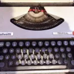 01 MÁQUINA DE ESCREVER ANTIGA OLIVETT  TROPICAL. (NO ESTADO) ATENÇÃO! FAZER A VISITAÇÃO ANTES DE ARREMATAR, NÃO SABEMOS SE FUNCIONA, LEILÃO NÃO TEM GARANTIA E NEM DEVOLUÇÃO, SUJEITO A POSSÍVEIS AVARIAS VISÍVEIS/OCULTAS E/OU AUSÊNCIA DE COMPONENTES.