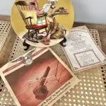 01 RARO PRATO DE NORMAM ROCKWELL DE PORCELANA DE COLECIONADOR EDWIN KNOWLES, NUMERADA, DE 1982, DE DON SPAULDING, CHAMA-SE "DIA DOS PAIS". MEDE 21,5 CM DE DIÂMETRO. NÃO APRESENTA LASCAS, RACHADURAS OU REPAROS, LANÇADO EM 1986. APROVADO PELA FAMÍLIA ROCKWELL E SOCIEDADE DA AMÉRICA E PRODUZIDO PELA KNOWLES CHINA. PRODUZIDO EM EDIÇÃO LIMITADA A 90 DIAS DE PRODUÇÃO. NUMERADO ​​E ASSINADO. TEM 21,5 CM DE LARGURA E ESTÁ EM EXCELENTE ESTADO. ACOMPANHA CAIXA ORIGINAL E CERTIFICADO DE AUTENTICIDADE. PRATO DE NÚMERO 4944D  PEÇA COMPRADA EM GARAGEM DE ANTIGUIDADES NOS EUA. SUPORTE PARA PRATO NÃO INCLUÍDO NESTA VENDA. (NO ESTADO) ATENÇÃO! FAZER A VISITAÇÃO ANTES DE ARREMATAR, NÃO SABEMOS SE FUNCIONA, LEILÃO NÃO TEM GARANTIA E NEM DEVOLUÇÃO, SUJEITO A POSSÍVEIS AVARIAS VISÍVEIS/OCULTAS E/OU AUSÊNCIA DE COMPONENTES.