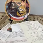 01 LINDO PRATO VINTAGE NORMAN ROCKWELL,NORMAN ROCKWELL, "FLIRTING IN THE PARLOUR" MULHERES REDESCOBERTAS POR NORMAN ROCKWELL,OITAVA EDIÇÃO DA COLEÇÃO REDISCOVERED WOMEN DA ROCKWELL, 1983 NA CAIXA ORIGINAL COM CERTIFICADO DE AUTENTICIDADE,FOLHETOS E DOCUMENTOS DA ÉPOCA. NÚMERO DO PRATO 7791F DE EDWIN KNOWLES NÚMERO BREITAX 84- R70 4-8. COM 21,5 CM DE DIAMETRO, COMPRADO E, 23/07/1983. (NO ESTADO) ATENÇÃO! FAZER A VISITAÇÃO ANTES DE ARREMATAR, NÃO SABEMOS SE FUNCIONA, LEILÃO NÃO TEM GARANTIA E NEM DEVOLUÇÃO, SUJEITO A POSSÍVEIS AVARIAS VISÍVEIS/OCULTAS E/OU AUSÊNCIA DE COMPONENTES.