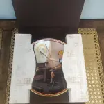 01 LINDO PRATO COLECIONÁVEL VINTAGE DE NORMAN ROCKWELL. A SEGUNDA EDIÇÃO DE "A MIND OF HER OWN ROCKWELL'S STUDIES OF GIRLHOOD". - "SERIOUS BUSINESS" -  A CENA CAPTURA UMA JOVEM ARTISTA PINTANDO UM QUADRO. A ARTE NESTA PLACA FOI SELECIONADA E APROVADA PARA INCLUSÃO NESTA SÉRIE DE PLACAS PELO NORMAN ROCKWELL FAMILY TRUST, RECEBENDO SEU SELO DE ENDOSSO E AUTENTICAÇÃO. PINTADA POR NORMAN ROCKWELL EM 1922 E AGORA PRESERVADA EM PORCELANA FINA KNOWLES EM UMA EDIÇÃO ESTRITAMENTE LIMITADA A 150 DIAS DE QUEIMA. CERTIFICADA COMO UM VERDADEIRO CLÁSSICO ROCKWELL PELA ROCKWELL SOCIETY OF AMERICA. ESTA É OBVIAMENTE UMA JOVEM MUITO DETERMINADA. MEU PAI RESPEITAVA ESSA QUALIDADE. THOMAS ROKWELL BRADEX Nº 84-R70-9.2, PLACA NUMERADA 5662D, ILUSTRAÇÃO LINDAMENTE DETALHADA DE NORMAN ROCKWELL, PERFEITO PARA COLECIONADORES OU COMO PRESENTE,  IDEAL PARA EXIBIÇÃO EM PAREDE OU PRATELEIRA, ENRIQUEÇA SUA DECORAÇÃO OU COMECE UMA COLEÇÃO DE ARTE COM ESTA PEÇA ATEMPORAL. COM 21 CM DE DIAMETRO CAIXA E CERTIFICADO E FOLHETOS  ORIGINAIS.PEÇA COMPRADA EM GARAGEM DE ANTIGUIDADES NOS EUA. SUPORTE PARA PRATO NÃO INCLUÍDO NESTA VENDA. (NO ESTADO) ATENÇÃO! FAZER A VISITAÇÃO ANTES DE ARREMATAR, NÃO SABEMOS SE FUNCIONA, LEILÃO NÃO TEM GARANTIA E NEM DEVOLUÇÃO, SUJEITO A POSSÍVEIS AVARIAS VISÍVEIS/OCULTAS E/OU AUSÊNCIA DE COMPONENTES.