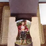 01 ADORADO PRATO DE COLECIONADOR INTITULADO "UM ENIGMA" É UM PRATO DE COLECIONADOR DE EDIÇÃO LIMITADA DA SÉRIE  "THE KING AND" "EM PORTUGUES O REI E EU", DE KNOWLES.PINTADO À MÃO POR WILLIAM CHAMBERS. VENDIDO APENAS POR 150 DIAS E LOGO FOI ENCERRADA AS VENDAS NOS EUA. EM 1980.O PRATO MEDE APROXIMADAMENTE 21 CM E ESTÁ EM EXCELENTE ESTADO.NÚMERO DO PRATO: 771B.COM CAIXA E CERTIFICADO, MANTIDO EM CASA LIVRE DE FUMO.PEÇA COMPRADA EM GARAGEM DE ANTIGUIDADES NOS EUA. “SUPORTE PARA PRATO NÃO INCLUÍDO NESTA VENDA.” . (NO ESTADO) ATENÇÃO! FAZER A VISITAÇÃO ANTES DE ARREMATAR, NÃO SABEMOS SE FUNCIONA, LEILÃO NÃO TEM GARANTIA E NEM DEVOLUÇÃO, SUJEITO A POSSÍVEIS AVARIAS VISÍVEIS/OCULTAS E/OU AUSÊNCIA DE COMPONENTES.