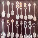 01 LOTE COM 32 COLHERES ANTIGAS DE DIVERSOS PAÍSES E DATAS  COLHERES DE SOUVENIR, PRATEADAS E BANHADAS A PRATA. TODAS EM BOM ESTADO. PRECISAM DE UM BOM POLIMENTO E PODEM APRESENTAR PEQUENOS ARRANHÕES NA SUPERFÍCIE. COMPRADAS EM LOJAS DE ANTIGUIDADES DOS EUA. (NO ESTADO) ATENÇÃO! FAZER A VISITAÇÃO ANTES DE ARREMATAR, NÃO SABEMOS SE FUNCIONA, LEILÃO NÃO TEM GARANTIA E NEM DEVOLUÇÃO, SUJEITO A POSSÍVEIS AVARIAS VISÍVEIS/OCULTAS E/OU AUSÊNCIA DE COMPONENTES.