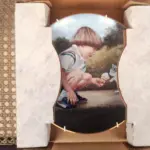 01 PRATO DE COLECIONADOR "MOMENTOS ESPECIAIS" "ENOUGH FOR TWO" DE LUCELLE RAAD, 1983. PRATO DE PORCELANA "ENOUGH FOR TWO". TERCEIRA EDIÇÃO DA SÉRIE "MOMENTOS ESPECIAIS". "ENOUGH FOR TWO" DE LUCELLE RAAD. EDIÇÃO LIMITADA A 12.500 UNIDADES EM TODO O MUNDO. NÚMERO DO PRATO: 512. COM 21 CM DE DIAMETRO . TERCEIRO DA SÉRIE "MOMENTOS ESPECIAIS". MENINO COMPARTILHANDO SUA CASQUINHA DE SORVETE COM UM GATINHO. EXCELENTE ESTADO DE USO. SEM LASCAS OU RACHADURAS. VEM NA CAIXA ORIGINAL, COM CERTIFICADO DE AUTENTICIDADE.SUPORTE PARA PRATO NÃO INCLUÍDO NESTA VENDA. (NO ESTADO) ATENÇÃO! FAZER A VISITAÇÃO ANTES DE ARREMATAR, NÃO SABEMOS SE FUNCIONA, LEILÃO NÃO TEM GARANTIA E NEM DEVOLUÇÃO, SUJEITO A POSSÍVEIS AVARIAS VISÍVEIS/OCULTAS E/OU AUSÊNCIA DE COMPONENTES.