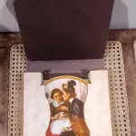 01 PRATO DE NORMAN ROCKWELL REDISCOVERED WOMEN GOSSIPING IN THE ALCOVE,PLACA DE COLECIONADOR COA EDIÇÃO LIMITADA SEXTA EDIÇÃO DA COLEÇÃO ROCKWELL'S REDISCOVERED WOMEN, PRODUZIDA PELA KNOWLES COLLECTIBLES SOCIETY OF AMERICA. ACABAMENTO EM OURO 22 QUILATES; FEITO NOS EUA EM 1983.TÍTULO: GOSSIPING IN THE ALCOVE. " EM PORTUGUES  FOFOCANDO NA ALCOVA" O PRATO COM 21,5 DE DIÂMETRO. CAIXA COM CERTIFICADO DE AUTENTICIDADE E DOCUMENTAÇÃO ORIGINAL. DA EDIÇÃO DE UMA SÉRIE CHAMADA MULHERES REDESCOBERTAS, Nº9956J, PRATO DE COLECIONADOR AUTÊNTICO DO LENDÁRIO ARTISTA NORMAN ROCKWELL, FABRICADO EM UM PERÍODO DE QUEIMA ESTRITAMENTE LIMITADO A 150 DIAS. LANÇADO SOB A MARCA REGISTRADA DA EDWIN M. KNOWLES FINE CHINA COMPANY.PEÇA COMPRADA EM GARAGEM DE ANTIGUIDADES NOS EUA. SUPORTE PARA PRATO NÃO INCLUÍDO NESTA VENDA. (NO ESTADO) ATENÇÃO! FAZER A VISITAÇÃO ANTES DE ARREMATAR, NÃO SABEMOS SE FUNCIONA, LEILÃO NÃO TEM GARANTIA E NEM DEVOLUÇÃO, SUJEITO A POSSÍVEIS AVARIAS VISÍVEIS/OCULTAS E/OU AUSÊNCIA DE COMPONENTES.