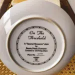 01  PRATO "MOMENTOS ESPECIAIS" DE BESSIE PEASE GUTMANN. PRATO DE COLECIONADOR DE EDIÇÃO LIMITADA.PORCELANA FINA COM ACABAMENTO EM OURO 23 QUILATES. ACOMPANHA CERTIFICADO DE AUTENTICIDADE E CAIXA. ESTE É UM BELO PRATO INTITULADO "ON THE THRESHOLD", " EM PORTUGUES O LIMIAR"DE BESSIE PEASE GUTMANN. FOI FEITO PELA WOODMERE CHINA EM NEW CASTLE, PENSILVÂNIA. ESTÁ EM PERFEITAS CONDIÇÕES, SEM LASCAS, RACHADURAS OU ARRANHÕES. ESTE É UM PRATO DE EDIÇÃO LIMITADA, NUMERADO 1078 PRATO MEDE 23,2 CM DE DIÂMETRO.PEÇA COMPRADA EM GARAGEM DE ANTIGUIDADES NOS EUA. “SUPORTE PARA PRATO NÃO INCLUÍDO NESTA VENDA.” . (NO ESTADO) ATENÇÃO! FAZER A VISITAÇÃO ANTES DE ARREMATAR, NÃO SABEMOS SE FUNCIONA, LEILÃO NÃO TEM GARANTIA E NEM DEVOLUÇÃO, SUJEITO A POSSÍVEIS AVARIAS VISÍVEIS/OCULTAS E/OU AUSÊNCIA DE COMPONENTES.