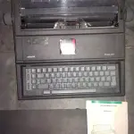 01 MÁQUINA DE ESCREVER OLIVETTI PRAXIS 20 LIGANDO E AS TECLAS FUNCIONAM. (NO ESTADO) ATENÇÃO! FAZER A VISITAÇÃO ANTES DE ARREMATAR, NÃO SABEMOS SE FUNCIONA, LEILÃO NÃO TEM GARANTIA E NEM DEVOLUÇÃO, SUJEITO A POSSÍVEIS AVARIAS VISÍVEIS/OCULTAS E/OU AUSÊNCIA DE COMPONENTES.