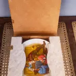 01 PRATO COLECIONÁVEL "THE CSATARI GRANDPARENTS" PRATO DOS AVÓS DE KNOWLES, DE 1980, POR JOSEPH CSATARI.COM 21,5 DE DIAMETRO. É UM PRATO DE EDIÇÃO LIMITADA Nº 373 K. ESTA É A ÚNICA EDIÇÃO DA COLEÇÃO "THE BEDTIME STORY" PINTADA POR: JOSEPH CSATARI. TAMBÉM É ASSINADA NA FRENTE POR JOSEPH CSATARI. FOI CONCLUÍDA EM 1980 POR KNOWLES. O BRADEX Nº: 84-K.41-4.1. KNOWLES FABRICAVA NA EPOCA  MUITOS PRATOS COLECIONÁVEIS ​​E É A MARCA MAIS ANTIGA DA AMÉRICA NA CHINA FINA - DESDE 1854. ESTE LINDO PRATO ESTÁ NA CASA DOS AVÓS TENDO HORA DA HISTÓRIA ENQUANTO O VOVÔ DORME. OS GRÁFICOS E AS CORES SÃO LINDOS - VERMELHO, AMARELO, BRANCO, CINZA, ROSA, BEGE, VERDE, AZUL, MARROM E PRETO, TORNANDO ESTE PRATO COLECIONÁVEL CAPAZ DE CABER EM QUALQUER CÔMODO COM QUALQUER DECORAÇÃO.EM EXCELENTE ESTADO. O SUPORTE DO PRATO NÃO ESTÁ INCLUÍDO. PEÇA COMPRADA EM GARAGEM DE ANTIGUIDADES NOS EUA. SUPORTE PARA PRATO NÃO INCLUÍDO NESTA VENDA. (NO ESTADO) ATENÇÃO! FAZER A VISITAÇÃO ANTES DE ARREMATAR, NÃO SABEMOS SE FUNCIONA, LEILÃO NÃO TEM GARANTIA E NEM DEVOLUÇÃO, SUJEITO A POSSÍVEIS AVARIAS VISÍVEIS/OCULTAS E/OU AUSÊNCIA DE COMPONENTES.