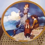 01 PRATO DE COLECIONADOR VINTAGE NORMAN ROCKWELL "WATING ON THE SHORE" "EM PORTUGUES ESPERANDO NA PRAIA", EDIÇÃO 9 DA COLEÇÃO 'MULHERES REDESCOBERTAS DE ROCKWELL'.A ARTISTA MAIS AMADA DOS ESTADOS UNIDOS APRESENTA UMA SÉRIE INTITULADA ""MULHERES REDESCOBERTAS DE ROCKWELL"". ESTA É A NONA EDIÇÃO DA SÉRIE “TRABALHANDO NA COZINHA”.PRATO DE NUMERO 5263V DA EDIÇÃO LIMITADA. EDWIN M, KNOWLES FINE CHINA, NÚMERO BRADEX 84-R70-4.2. COM CERTIFICADO DE AUTENTICIDADE E HISTÓRICO ESCRITO DA IMAGEM DA PLACA INCLUÍDOS. COM DIÂMETRO DE 21 CM CAIXA ORIGINAL. EM EXCELENTE ESTADO. O SUPORTE DO PRATO NÃO ESTÁ INCLUÍDO. PEÇA COMPRADA EM GARAGEM DE ANTIGUIDADES NOS EUA. SUPORTE PARA PRATO NÃO INCLUÍDO NESTA VENDA." . (NO ESTADO) ATENÇÃO! FAZER A VISITAÇÃO ANTES DE ARREMATAR, NÃO SABEMOS SE FUNCIONA, LEILÃO NÃO TEM GARANTIA E NEM DEVOLUÇÃO, SUJEITO A POSSÍVEIS AVARIAS VISÍVEIS/OCULTAS E/OU AUSÊNCIA DE COMPONENTES.