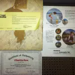 01 RARO PRATO "CHATTERBOX" VINTAGE DE 1984, MOMENTOS ESPECIAIS DE LUCELLE RAAD,4ª EDIÇÃO DA SÉRIE "MOMENTOS ESPECIAIS" CONCEITOS MODERNOS DE 1984,LIMITADO A APENAS 12.500 CÓPIAS EM TODO O MUNDO Nº 271, ESTE PRATO DE COLECIONADOR DA MODERN CONCEPTS, LTD. É UMA BELA ADIÇÃO A QUALQUER COLEÇÃO. O PRATO APRESENTA UM DESIGN COLORIDO, FORMATO REDONDO E 21,5 CM DE DIÂMETRO. FOI FEITO EM PORCELANA NO FINAL DO SÉCULO XX, ESPECIFICAMENTE EM 1984. O PRATO FAZ PARTE DA SÉRIE SECRETS SPECIAL MOMENTS, CRIADA POR LUCELLE RAAD, E TEM COMO TEMA CRIANÇAS. É UM ITEM VINTAGE E FOI FABRICADO NOS ESTADOS UNIDOS. ESTE PRATO DECORATIVO DE COLECIONADOR É PERFEITO PARA TODAS AS OCASIÕES E SERIA UM ÓTIMO COMPLEMENTO PARA QUALQUER DECORAÇÃO.EM EXCELENTE ESTADO, POSSUI A CAIXA ORIGINAL CERTIFICADO DE AUTENTICIDADE E OS DOCUMENTOS. O SUPORTE DO PRATO NÃO ESTÁ INCLUÍDO. PEÇA COMPRADA EM GARAGEM DE ANTIGUIDADES NOS EUA. (NO ESTADO) ATENÇÃO! FAZER A VISITAÇÃO ANTES DE ARREMATAR, NÃO SABEMOS SE FUNCIONA, LEILÃO NÃO TEM GARANTIA E NEM DEVOLUÇÃO, SUJEITO A POSSÍVEIS AVARIAS VISÍVEIS/OCULTAS E/OU AUSÊNCIA DE COMPONENTES.