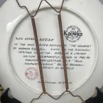 01 PRATO DE COLECIONADOR NORMAN ROCKWELL "THE GOURMET" 1985, EDIÇÃO LIMITADA, KNOWLES. ITEM COLECIONADOR VINTAGE, NONA DE UMA SÉRIE - PLACA Nº 2583J, LANÇADA A PARTIR DE 1977.COM TODA PAPELADA INCLUÍDA. CERTIFICADO DE AUTORIZAÇÃO DE USO (COA) E LIVRETO DE HISTÓRICO. CAIXA ORIGINAL INCLUÍDA, PRATO FOI DISTRIBUÍDO PELA BRADFORD EXCHANGE. MEDE 21,5 CM DE DIÂMETRO. PROVÉM DE UMA COLEÇÃO PARTICULAR GUARDADA A ANOS NOS EUA.ITEM COMPRADO EM GARAGEM DE ANTIGUIDADES NOS EUA. SUPORTE PARA PRATO NÃO INCLUÍDO NESTA VENDA. (NO ESTADO) ATENÇÃO! FAZER A VISITAÇÃO ANTES DE ARREMATAR, NÃO SABEMOS SE FUNCIONA, LEILÃO NÃO TEM GARANTIA E NEM DEVOLUÇÃO, SUJEITO A POSSÍVEIS AVARIAS VISÍVEIS/OCULTAS E/OU AUSÊNCIA DE COMPONENTES.