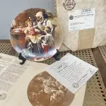 01 PRATO THE TOY MAKER PRIMEIRO PARTO DE  ROCKWELL HERITAGE COLLECTION KNOWLES NORMAN ROCKWELL DATADO EM 1977 . ESTA É A PRIMEIRA PLACA DE COLECIONADOR DE EDIÇÃO LIMITADA Nº9857 D "THE TOY MAKER" DE NORMAN ROCKWELL NA HERITAGE COLLECTION. FOI FEITO À MÃO EM UMA EDIÇÃO LIMITADA PERMANENTEMENTE FECHADA EM 1977 POR KNOWLES E CERTIFICADA COMO "TRUE ROCKWELL CLASSIC" PELA ROCKWELL SOCIETY OF AMERICA.RETRATA UM VELHO FAZENDO UM BRINQUEDO COM UM MENINO E UMA MENINA OLHANDO ATENTAMENTE. HÁ UM CACHORRO ABAIXO DELES OLHANDO COM INTERESSE. COM TODA PAPELADA INCLUÍDA. CERTIFICADO DE AUTORIZAÇÃO DE USO (COA) E LIVRETO DE HISTÓRICO E CERTIFICADO DE AUTENTICIDADE. CAIXA ORIGINAL INCLUÍDA,. MEDE 21,5 CM DE DIÂMETRO. PROVÉM DE UMA COLEÇÃO PARTICULAR GUARDADA A ANOS NOS EUA.ITEM COMPRADO EM GARAGEM DE ANTIGUIDADES NOS EUA. SUPORTE PARA PRATO NÃO INCLUÍDO NESTA VENDA. (NO ESTADO) ATENÇÃO! FAZER A VISITAÇÃO ANTES DE ARREMATAR, NÃO SABEMOS SE FUNCIONA, LEILÃO NÃO TEM GARANTIA E NEM DEVOLUÇÃO, SUJEITO A POSSÍVEIS AVARIAS VISÍVEIS/OCULTAS E/OU AUSÊNCIA DE COMPONENTES.