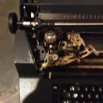 01 MÁQUINA DE ESCREVER IBM FUNCIONANDO PERFEITAMENTE. (NO ESTADO) ATENÇÃO! FAZER A VISITAÇÃO ANTES DE ARREMATAR, NÃO SABEMOS SE FUNCIONA, LEILÃO NÃO TEM GARANTIA E NEM DEVOLUÇÃO, SUJEITO A POSSÍVEIS AVARIAS VISÍVEIS/OCULTAS E/OU AUSÊNCIA DE COMPONENTES.