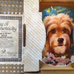 01 RARO PRATO DE PORCELANA ROYAL MANOR  COM  21,5 CM. PRIMEIRA EDIÇÃO DE 1982 PARA COLECIONADORES - BENJI, O CACHORRO. PRODUZIDO EXCLUSIVAMENTE PARA A CREATIVE WORLD, WHITE PLAINS, NOVA YORK. PRIMEIRA EDIÇÃO DE "WAGS TO RICHES" DE BENJI, O ASTRO DE CINEMA, POR MURRAY KARN, CW 1982. PLACA NÚMERO AA 230, A PLACA FOI PRODUZIDA A PARTIR DO RETRATO DE BENJI ORIGINAL, DE MURRAY KARN. O ITEM ACOMPANHA CERTIFICADO DE AUTENTICIDADE E CAIXA ORIGINAL.  ITEM COMPRADO EM GARAGENS DE ANTIGUIDADES NOS EUA.SUPORTE PARA PRATO NÃO INCLUÍDO NESTA VENDA. (NO ESTADO) ATENÇÃO! FAZER A VISITAÇÃO ANTES DE ARREMATAR, NÃO SABEMOS SE FUNCIONA, LEILÃO NÃO TEM GARANTIA E NEM DEVOLUÇÃO, SUJEITO A POSSÍVEIS AVARIAS VISÍVEIS/OCULTAS E/OU AUSÊNCIA DE COMPONENTES.