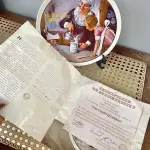 01 PRATO DE NORMAN ROCKWELL PARA O DIA DAS MÃES DE 1982, "THE COOKING LESSON", DA PORCELANA FINA KNOWLES. O NÚMERO DO PRATO É 13025N , DA PRIMEIRA EDIÇÃO LIMITADA. O SÉTIMO DE UMA SÉRIE ANUAL PARA O DIA DAS MÃES. CERTIFICADO PELA ROCKWELL SOCIETY OF AMERICA. ESTE PRATO É UMA EDIÇÃO LIMITADA, PERMANENTEMENTE FECHADA, FEITA EM 7 DE MAIO DE 1982 PELA KNOWLES, A MARCA MAIS ANTIGA DA AMÉRICA EM PORCELANA FINA. O PRATO MEDE 21,8 CM DE DIÂMETRO E ESTÁ EM ÓTIMO ESTADO ITEM COMPRADO EM 2/10/1982 COM CERTIFICADO DE AUTENTICIDADE NOTAS E DOCUMENTOS DE COMPRA.  ITEM COMPRADO EM GARAGENS DE ANTIGUIDADES NOS EUA.SUPORTE PARA PRATO NÃO INCLUÍDO NESTA VENDA. (NO ESTADO) ATENÇÃO! FAZER A VISITAÇÃO ANTES DE ARREMATAR, NÃO SABEMOS SE FUNCIONA, LEILÃO NÃO TEM GARANTIA E NEM DEVOLUÇÃO, SUJEITO A POSSÍVEIS AVARIAS VISÍVEIS/OCULTAS E/OU AUSÊNCIA DE COMPONENTES.