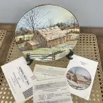 01 RARO PRATO PORCELANA FRANCISCANA DA HISTORIC PROVIDENCE MINT WORLD PREMIER FIRST EDITION, DE 1983, DA SÉRIE THE VANISHING AMERICAN BARN, DA HARRIS HIEN, A SEGUNDA EDIÇÃO DA SÉRIE, INTITULADA "THATCHED BARN", NEW "ENGLAND BARN". O PRATO APRESENTA UMA REPRESENTAÇÃO ÚNICA, DETALHADA E COLORIDA DE UM TIPO DE CELEIRO AMERICANO, SITUADO EM UM CENÁRIO DE FAZENDA DE DIFERENTES REGIÕES DO PAÍS, COM DETALHES DOURADOS NA BORDA. ESTAMPADAS NA PARTE INFERIOR COM O NOME DA SÉRIE, TÍTULO, ASSINATURA IMPRESSA DO ARTISTA E A MARCA THE HISTORIC PROVIDENCE MINT, E MEDEM APROXIMADAMENTE 21,8 CM DE DIÂMETRO. EM EXCELENTE ESTADO, POSSUI A CAIXA ORIGINAL E OS DOCUMENTOS. COM CAIXA E CERTIFICADO E FOLHETOS  ORIGINAIS.PEÇA COMPRADA EM GARAGEM DE ANTIGUIDADES NOS EUA. SUPORTE PARA PRATO NÃO INCLUÍDO NESTA VENDA. (NO ESTADO) ATENÇÃO! FAZER A VISITAÇÃO ANTES DE ARREMATAR, NÃO SABEMOS SE FUNCIONA, LEILÃO NÃO TEM GARANTIA E NEM DEVOLUÇÃO, SUJEITO A POSSÍVEIS AVARIAS VISÍVEIS/OCULTAS E/OU AUSÊNCIA DE COMPONENTES.