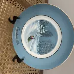 01 LINDO PRATO DE NATAL DA SÉRIE AVON CHRISTMAS PLATE DE 1976, " BRINGING HOME THE TREE" - TERCEIRA  EDIÇÃO DA SÉRIE. COM 22 CM DE DIÂMETRO E RETRATA UM GRUPO DE PESSOAS PATINANDO NA NEVE . O VERSO MARCADO COM DOIS ANÉIS DE OURO 22K.FEITO EXCLUSIVAMENTE PARA A AVON CTS INC., 1976 POR ENOCH WEDGWOOD (TUNSTALL) LTD, INGLATERRA.PEÇA COMPRADA EM GARAGEM DE ANTIGUIDADES NOS EUA. SUPORTE PARA PRATO NÃO INCLUÍDO NESTA VENDA. (NO ESTADO) ATENÇÃO! FAZER A VISITAÇÃO ANTES DE ARREMATAR, NÃO SABEMOS SE FUNCIONA, LEILÃO NÃO TEM GARANTIA E NEM DEVOLUÇÃO, SUJEITO A POSSÍVEIS AVARIAS VISÍVEIS/OCULTAS E/OU AUSÊNCIA DE COMPONENTES.