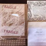 01 RARO PRATO DE COLECIONADOR... INTITULADA "ANJO DO INVERNO"... ESTA É A PLACA NÚMERO 1592J... TERCEIRA PLACA DA COLEÇÃO MARAVILHAS DA INFÂNCIA DO AMADO PINTOR INFANTIL AMERICANO, DONALD ZOLAN  FEITA DURANTE UM PERÍODO DE QUEIMA DE 22 DIAS NO ANO DE 1984. COM DIREITOS AUTORAIS DE PEMBERTON & OAKES, 1984. COM CAIXA FOLHETO E  CERTIFICADO DE AUTENTICIDADE (COA) INCLUSOS NESTE ITEM. MEDE APROXIMADAMENTE 21 CM DE DIÂMETRO.COMPRADAS EM LOJAS DE ANTIGUIDADES DOS EUA.O SUPORTE DO PRATO NÃO ESTÁ INCLUÍDO. (NO ESTADO) ATENÇÃO! FAZER A VISITAÇÃO ANTES DE ARREMATAR, NÃO SABEMOS SE FUNCIONA, LEILÃO NÃO TEM GARANTIA E NEM DEVOLUÇÃO, SUJEITO A POSSÍVEIS AVARIAS VISÍVEIS/OCULTAS E/OU AUSÊNCIA DE COMPONENTES.