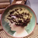 01 PRATO DE COLECIONADOR DA COLEÇÃO HAMILTON. DA COLEÇÃO PRECIOUS PORTRAITS.COM 21 CM DE DIAMETRO COM  CERTIFICADO E CAIXA ORIGINAL DA TERCEIRA EDIÇÃO DE UMA COLEÇÃO DE APENAS SEIS PRATOS DE LANÇAMENTOS COM PAISAGEMS DIFERENTES - "PEACH BLOSSOM"  "EM PORTUGUES FLOR DE PESSEGO" DA DECADA DE 80 EDIÇAO LIMITADA PRATO DE NUMERO  3041P.PEÇA COMPRADA EM GARAGEM DE ANTIGUIDADES NOS EUA. SUPORTE PARA PRATO NÃO INCLUÍDO NESTA VENDA. (NO ESTADO) ATENÇÃO! FAZER A VISITAÇÃO ANTES DE ARREMATAR, NÃO SABEMOS SE FUNCIONA, LEILÃO NÃO TEM GARANTIA E NEM DEVOLUÇÃO, SUJEITO A POSSÍVEIS AVARIAS VISÍVEIS/OCULTAS E/OU AUSÊNCIA DE COMPONENTES.