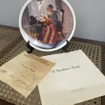 01 PRATO COLECIONÁVEL DE NORMAN ROCKWELL DA DÉCADA DE 1980. O MAIS GRANDE 1854 KNOWLES PLACA NÚMERO 14010 B DA PRIMEIRA EDIÇÃO LIMITADA, "A MOTHER'S PRIDE NORMAN ROCKWELL", "EM PORTUGUES  ORGULHO DE UMA MÃE "A QUINTA DE UMA SÉRIE ANUAL PARA O DIA DAS MÃES. CERTIFICADA PELA ROCKWELL SOCIET MERICA. FEITA EM EDIÇÃO LIMITADA PERMANENTEMENTE EM 9 DE MAIO DE 1980, POR KNOWLES, A EMPRESA MAIS ANTIGA DA AMÉRICA EM PORCELANA FINA. SOCIEDADE DE PFICIAR COPYRIGHT 1980 R.S.OF A. NÚMERO DO IRMÃO: 84-70-2.6.EM EXCELENTE ESTADO, POSSUI A CAIXA ORIGINAL E OS DOCUMENTOS. O SUPORTE DO PRATO NÃO ESTÁ INCLUÍDO. PEÇA COMPRADA EM GARAGEM DE ANTIGUIDADES NOS EUA. SUPORTE PARA PRATO NÃO INCLUÍDO NESTA VENDA. (NO ESTADO) ATENÇÃO! FAZER A VISITAÇÃO ANTES DE ARREMATAR, NÃO SABEMOS SE FUNCIONA, LEILÃO NÃO TEM GARANTIA E NEM DEVOLUÇÃO, SUJEITO A POSSÍVEIS AVARIAS VISÍVEIS/OCULTAS E/OU AUSÊNCIA DE COMPONENTES.