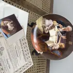 01 PRATO DE COLECIONADOR NORMAN ROCKWELL "THE GOURMET" 1985, EDIÇÃO LIMITADA, KNOWLES. ITEM COLECIONADOR VINTAGE, NONA DE UMA SÉRIE - PLACA Nº 2583J, LANÇADA A PARTIR DE 1977.COM TODA PAPELADA INCLUÍDA. CERTIFICADO DE AUTORIZAÇÃO DE USO (COA) E LIVRETO DE HISTÓRICO. CAIXA ORIGINAL INCLUÍDA, PRATO FOI DISTRIBUÍDO PELA BRADFORD EXCHANGE. MEDE 21,5 CM DE DIÂMETRO. PROVÉM DE UMA COLEÇÃO PARTICULAR GUARDADA A ANOS NOS EUA.ITEM COMPRADO EM GARAGEM DE ANTIGUIDADES NOS EUA. SUPORTE PARA PRATO NÃO INCLUÍDO NESTA VENDA. (NO ESTADO) ATENÇÃO! FAZER A VISITAÇÃO ANTES DE ARREMATAR, NÃO SABEMOS SE FUNCIONA, LEILÃO NÃO TEM GARANTIA E NEM DEVOLUÇÃO, SUJEITO A POSSÍVEIS AVARIAS VISÍVEIS/OCULTAS E/OU AUSÊNCIA DE COMPONENTES.