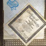 01 RARO PRATO DE PORCELANA ROYAL MANOR  COM  21,5 CM. PRIMEIRA EDIÇÃO DE 1982 PARA COLECIONADORES - BENJI, O CACHORRO. PRODUZIDO EXCLUSIVAMENTE PARA A CREATIVE WORLD, WHITE PLAINS, NOVA YORK. PRIMEIRA EDIÇÃO DE "WAGS TO RICHES" DE BENJI, O ASTRO DE CINEMA, POR MURRAY KARN, CW 1982. PLACA NÚMERO AA 230, A PLACA FOI PRODUZIDA A PARTIR DO RETRATO DE BENJI ORIGINAL, DE MURRAY KARN. O ITEM ACOMPANHA CERTIFICADO DE AUTENTICIDADE E CAIXA ORIGINAL.  ITEM COMPRADO EM GARAGENS DE ANTIGUIDADES NOS EUA.SUPORTE PARA PRATO NÃO INCLUÍDO NESTA VENDA. (NO ESTADO) ATENÇÃO! FAZER A VISITAÇÃO ANTES DE ARREMATAR, NÃO SABEMOS SE FUNCIONA, LEILÃO NÃO TEM GARANTIA E NEM DEVOLUÇÃO, SUJEITO A POSSÍVEIS AVARIAS VISÍVEIS/OCULTAS E/OU AUSÊNCIA DE COMPONENTES.